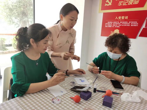 南園街道啟動(dòng)“非遺在社區(qū)”內(nèi)畫(huà)藝術(shù)培訓(xùn)班，傳承人萬(wàn)歡親授技藝